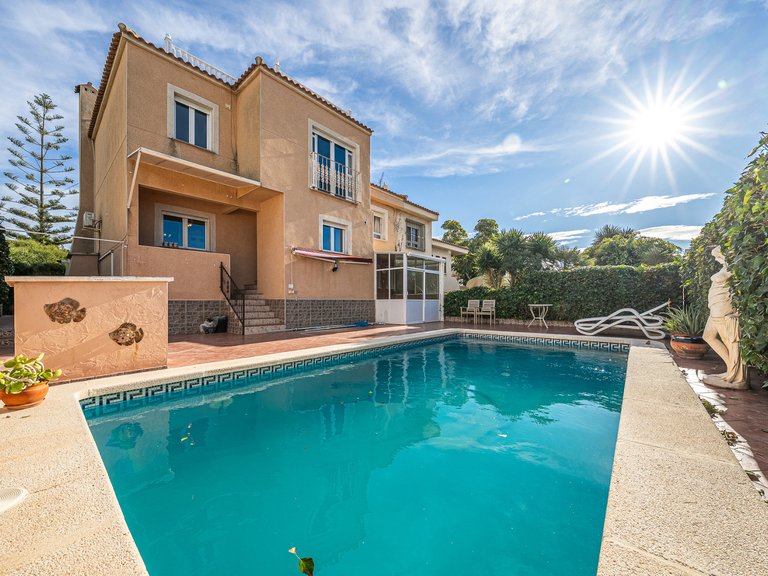 Villa for Sale in Torrevieja, Alicante 1