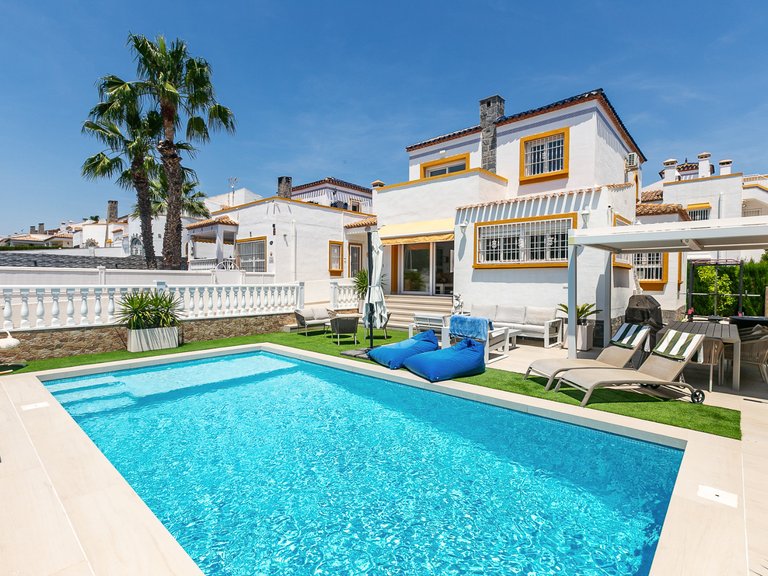 Villa for Sale in Villamartin, Alicante 1