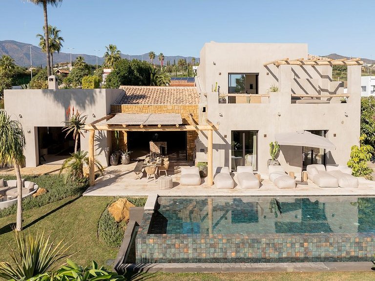 Villa for Sale in Costa del Sol Estepona, Malaga 1