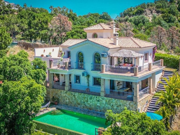 Villa for Sale in Costa del Sol Estepona, Malaga 1