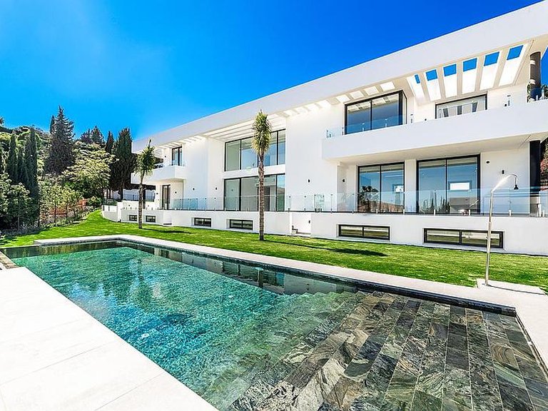 Villa for Sale in Costa del Sol Estepona, Malaga 1