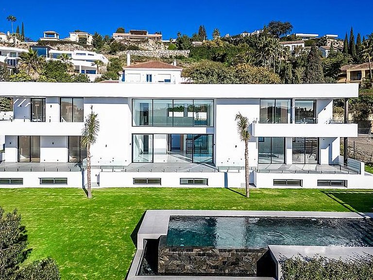 Villa for Sale in Costa del Sol Estepona, Malaga 2