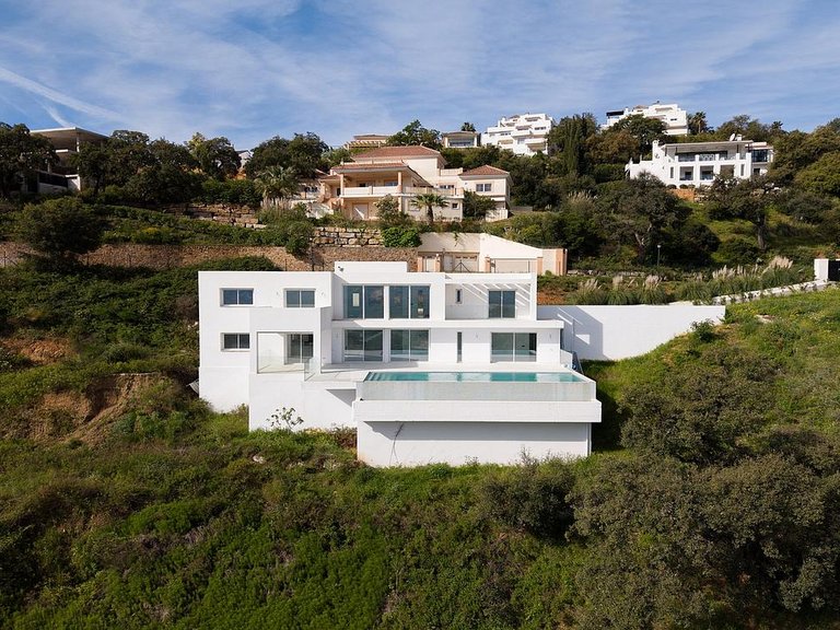 Villa for Sale in Inland La Mairena, Malaga 1