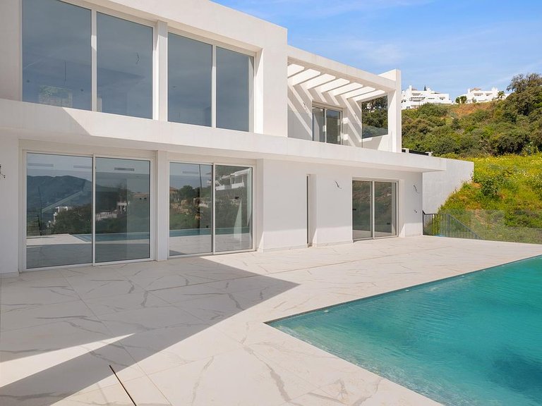 Villa for Sale in Inland La Mairena, Malaga 2
