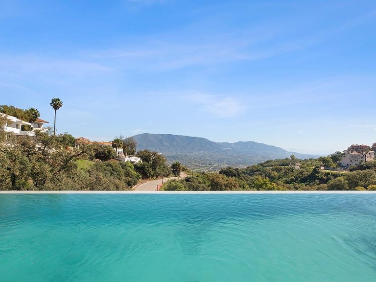 Villa for Sale in Inland La Mairena, Malaga 6