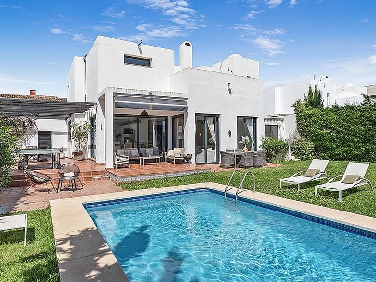 Villa for Sale in Costa del Sol Nueva Andalucía, Malaga 1