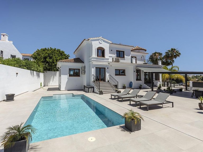 Villa for Sale in Costa del Sol Estepona, Malaga 1
