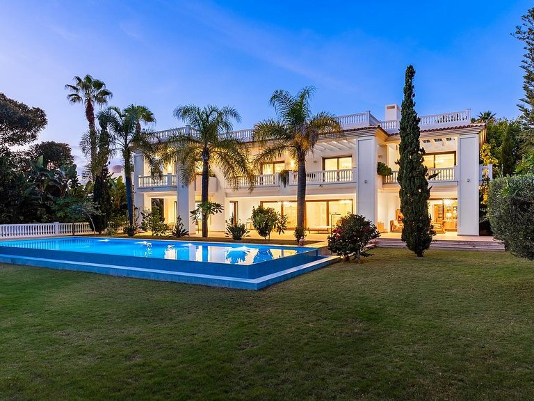 Villa for Sale in Costa del Sol Estepona, Malaga 1