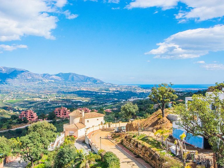 Villa for Sale in Inland La Mairena, Malaga 2