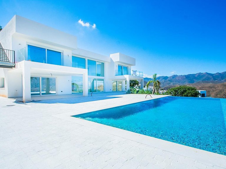 Villa for Sale in Inland La Mairena, Malaga 11