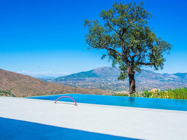 Villa for Sale in Inland La Mairena, Malaga 12