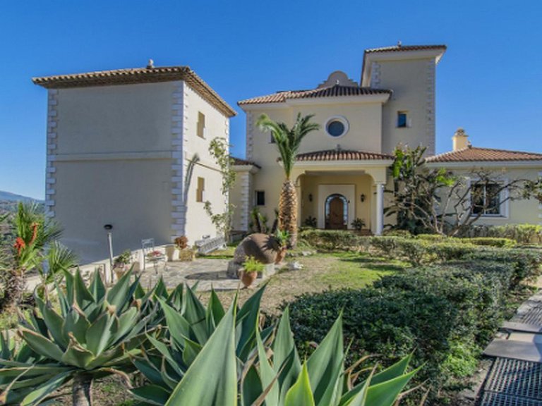 Villa for Sale in Costa del Sol Estepona, Malaga 1