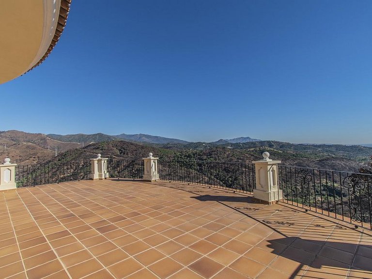 Villa for Sale in Costa del Sol Estepona, Malaga 2