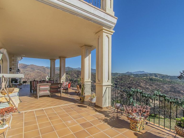 Villa for Sale in Costa del Sol Estepona, Malaga 10