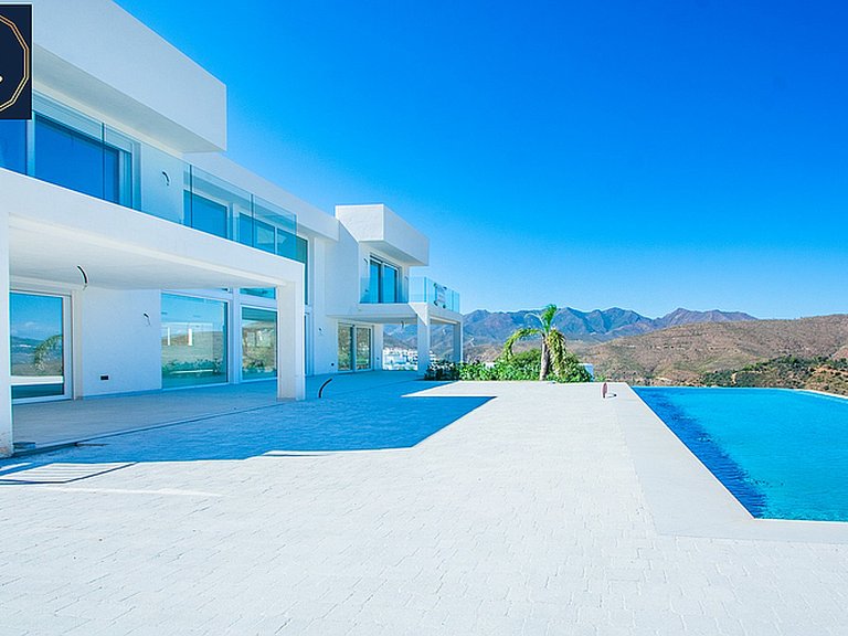Villa for Sale in Inland La Mairena, Malaga 1