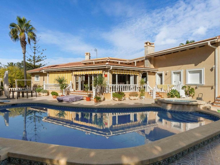 Villa for Sale in Cabo Roig, Alicante 35