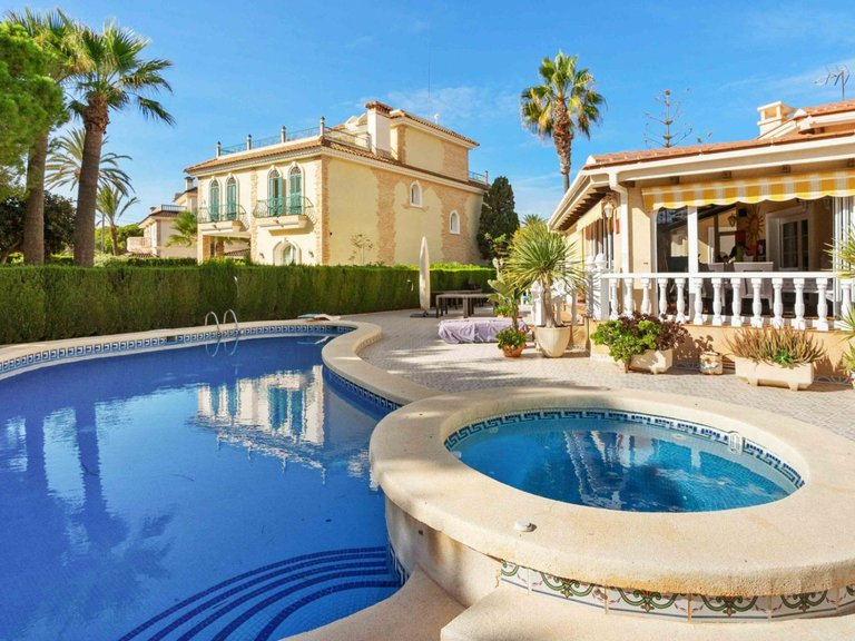 Villa for Sale in Cabo Roig, Alicante 36