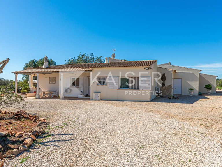 Villa for Sale in Foral, Foral 28