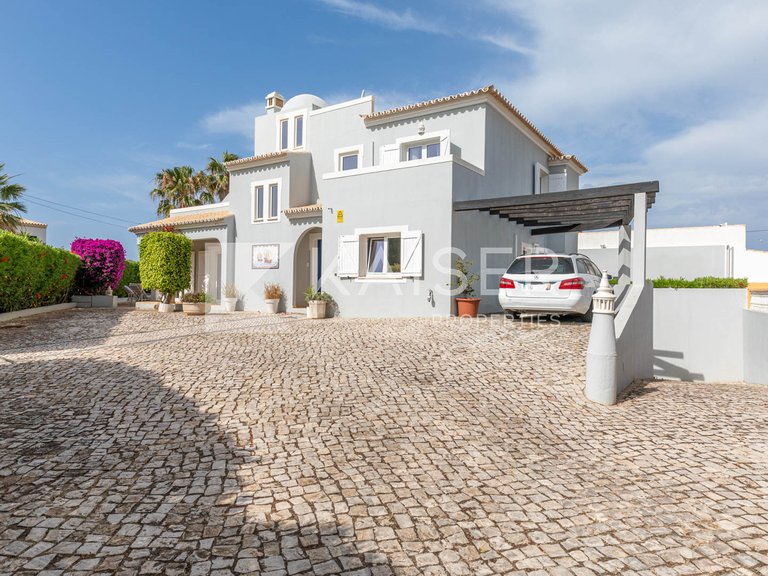 Villa for Sale in Albufeira, Albufeira 2