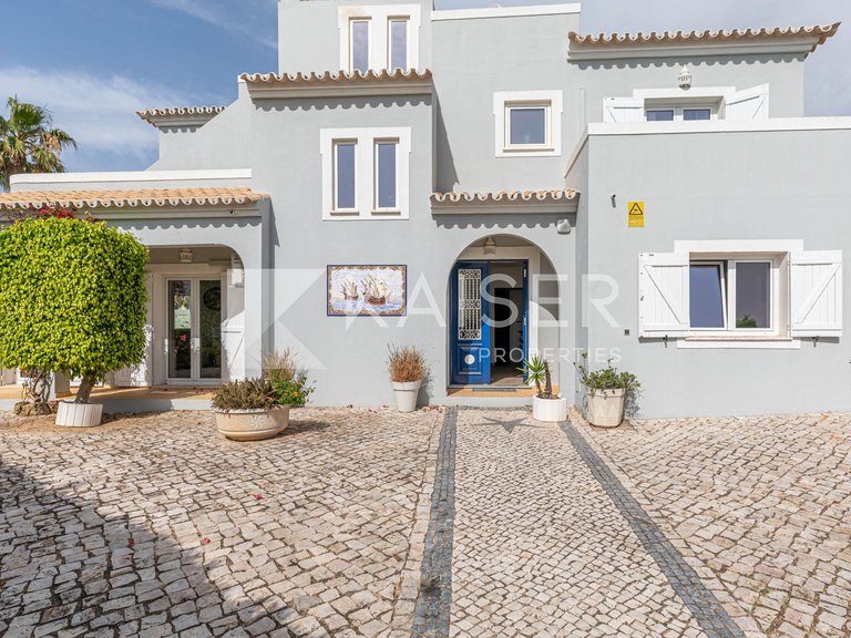 Villa for Sale in Albufeira, Albufeira 25