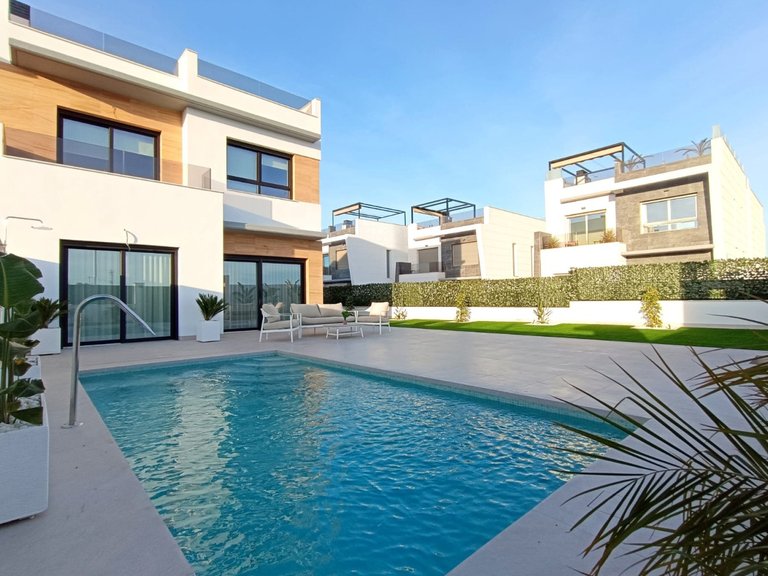 Villa for Sale in Benijofar, Alicante 1