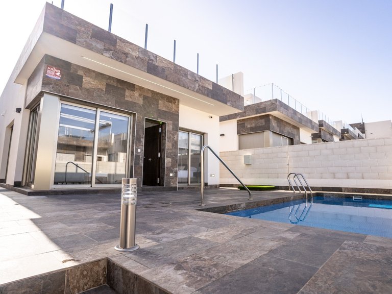 Villa for Sale in Villamartin, Alicante 1