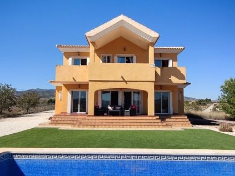 Villa for Sale in Pinoso, Alicante 1