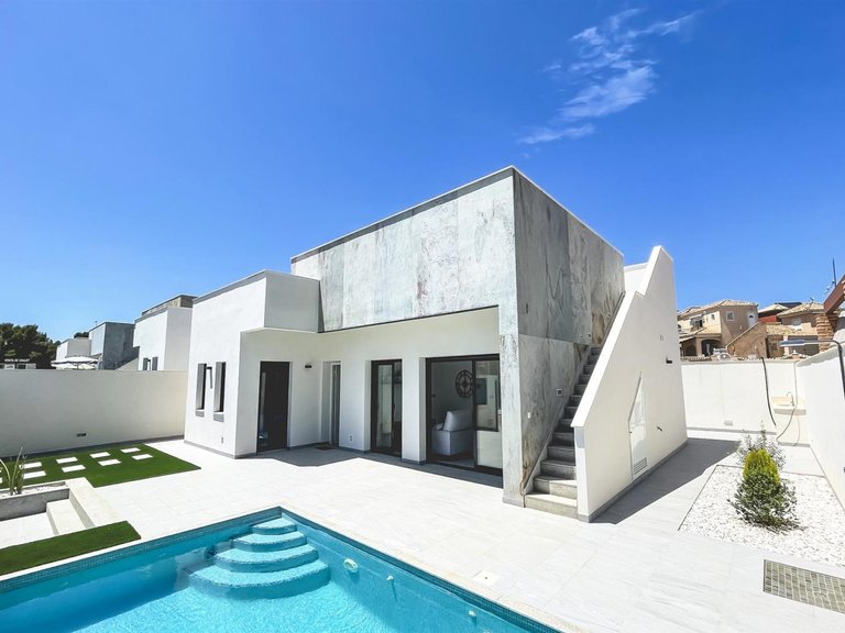 Villa for Sale in Pinar De Campoverde, Alicante 1
