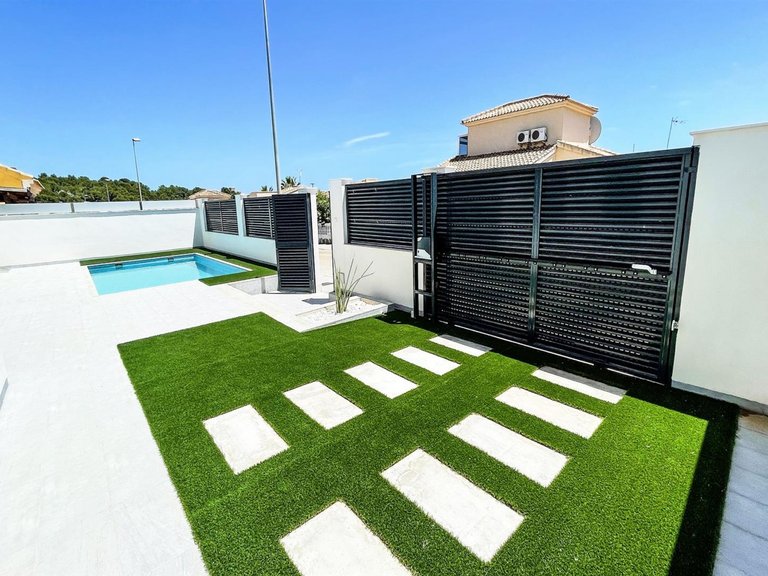 Villa for Sale in Pinar De Campoverde, Alicante 14