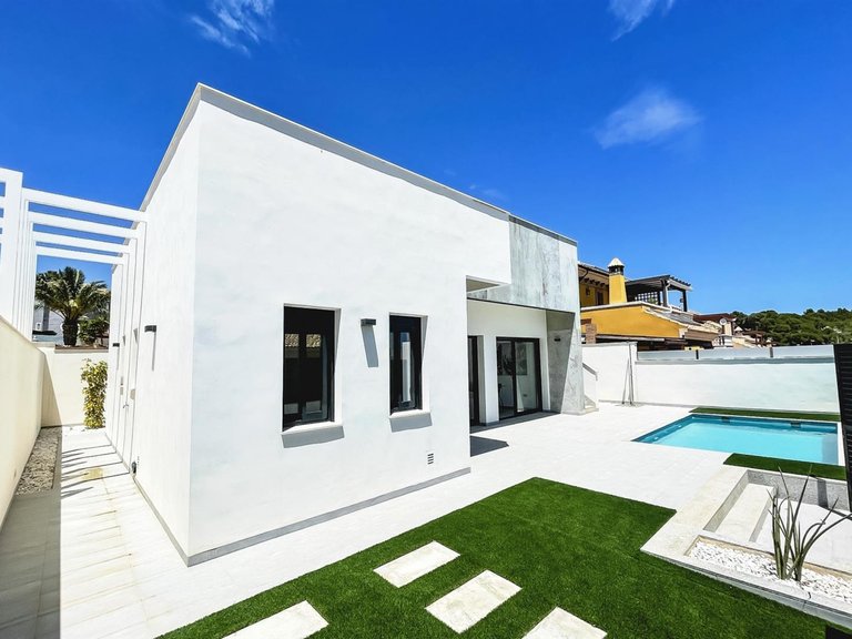 Villa for Sale in Pinar De Campoverde, Alicante 16