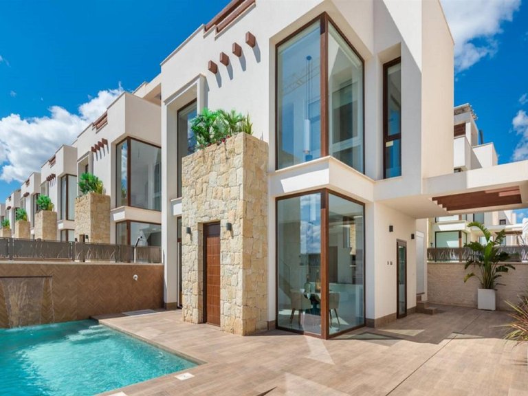 Villa for Sale in Los Montesinos, Alicante 1