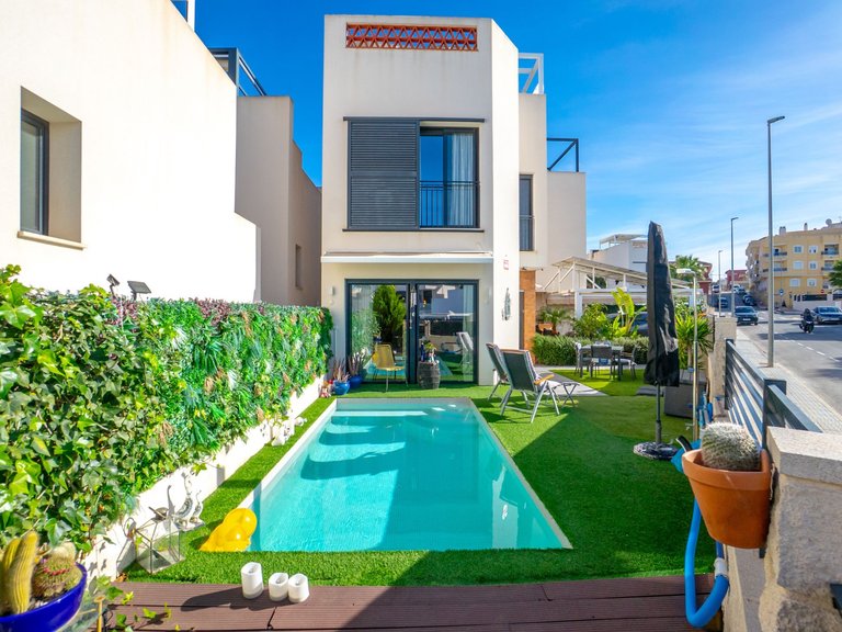 Villa for Sale in Benijofar, Alicante 1