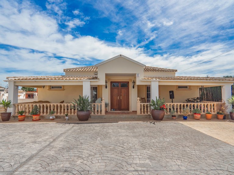 Villa for Sale in Heredades, Las Heredades, Alicante 1