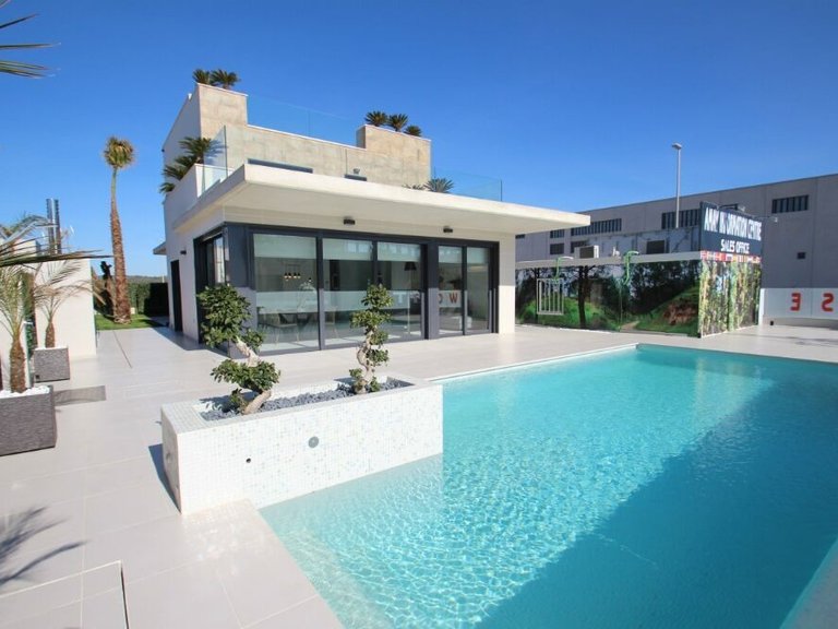 Villa for Sale in Villamartin, Alicante 2