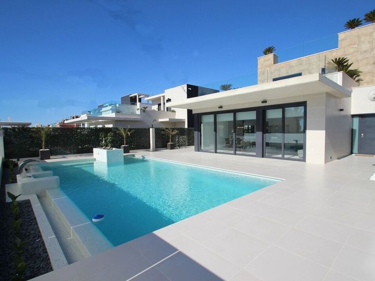 Villa for Sale in Villamartin, Alicante 1