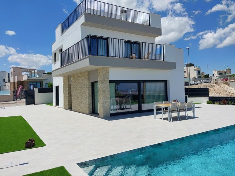 Villa for Sale in Villamartin, Alicante 4