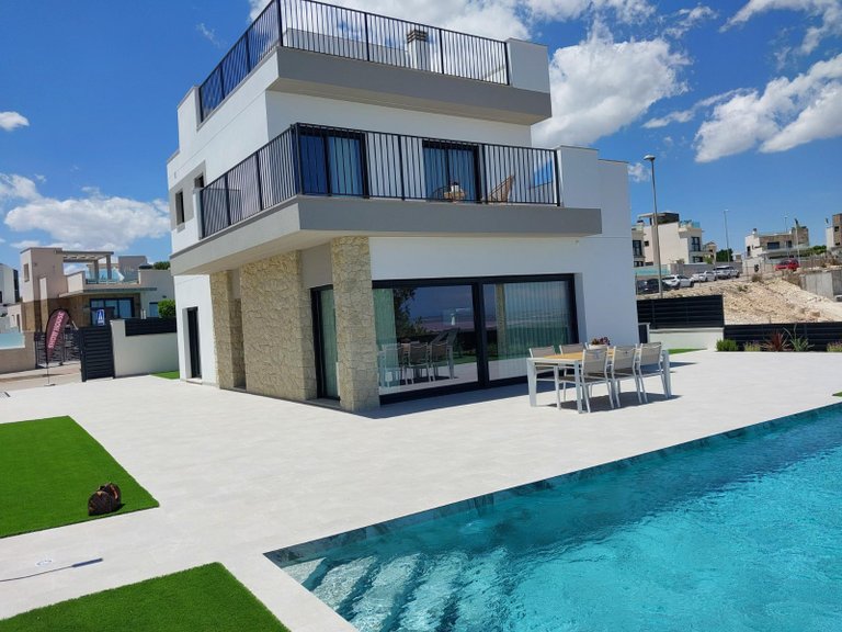 Villa for Sale in Villamartin, Alicante 2