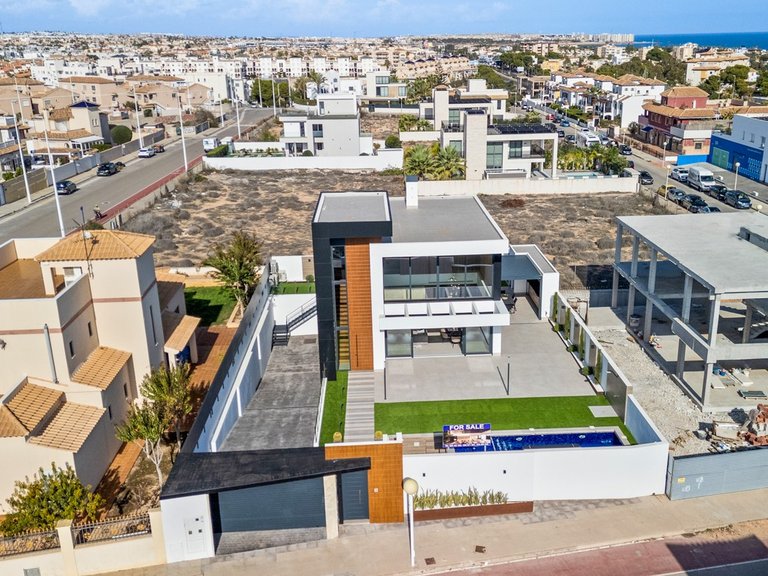 Villa for Sale in La Zenia, Alicante 30