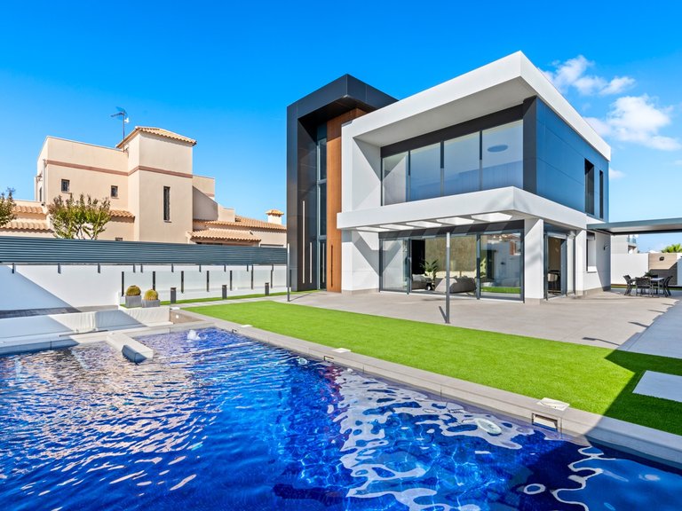 Villa for Sale in La Zenia, Alicante 2