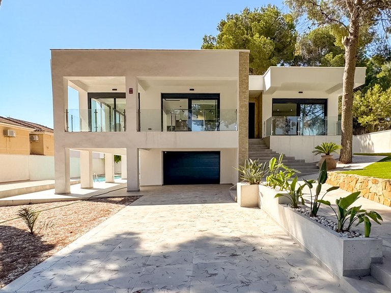 Villa for Sale in Los Balcones, Torrevieja, Alicante 5