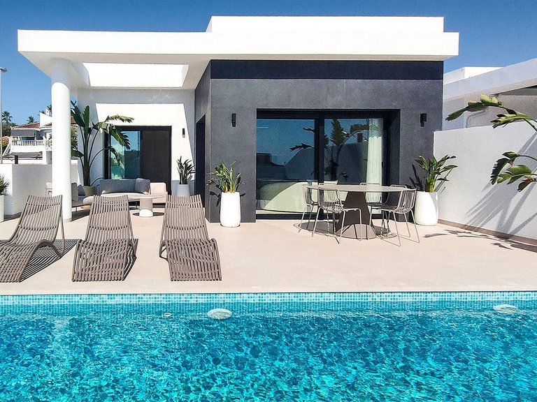 Villa for Sale in Dona Pepa, Ciudad Quesada, Alicante 2