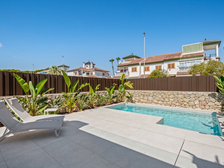 Villa for Sale in Mil Palmeras, Alicante 4