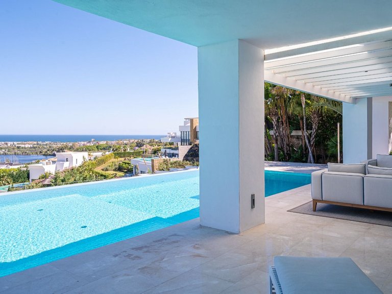 Villa for Sale in Los Flamingos, Malaga 11