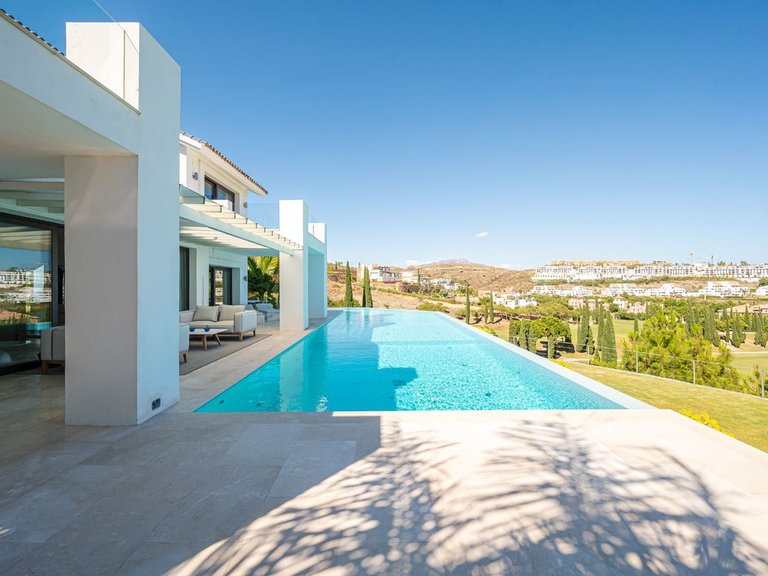 Villa for Sale in Los Flamingos, Malaga 12