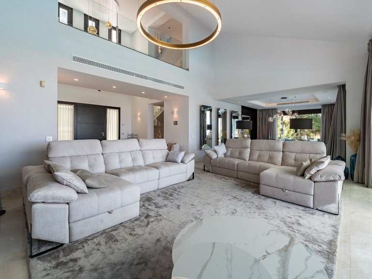 Villa for Sale in Los Flamingos, Malaga 16