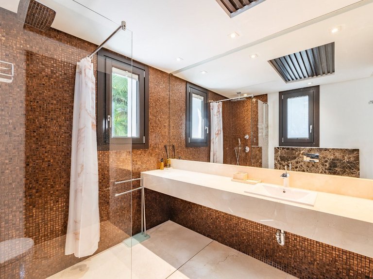 Villa for Sale in Los Flamingos, Malaga 35