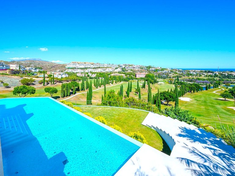 Villa for Sale in Los Flamingos, Malaga 4