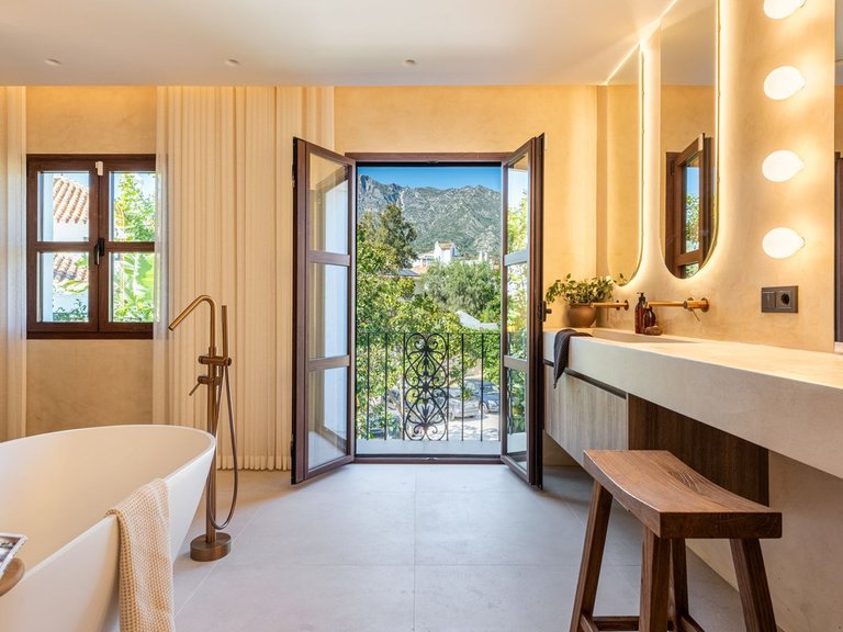 Town House for Sale in The Golden Mile, Malaga 21