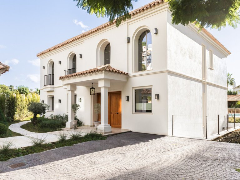 Villa for Sale in Los Arqueros, Malaga 2
