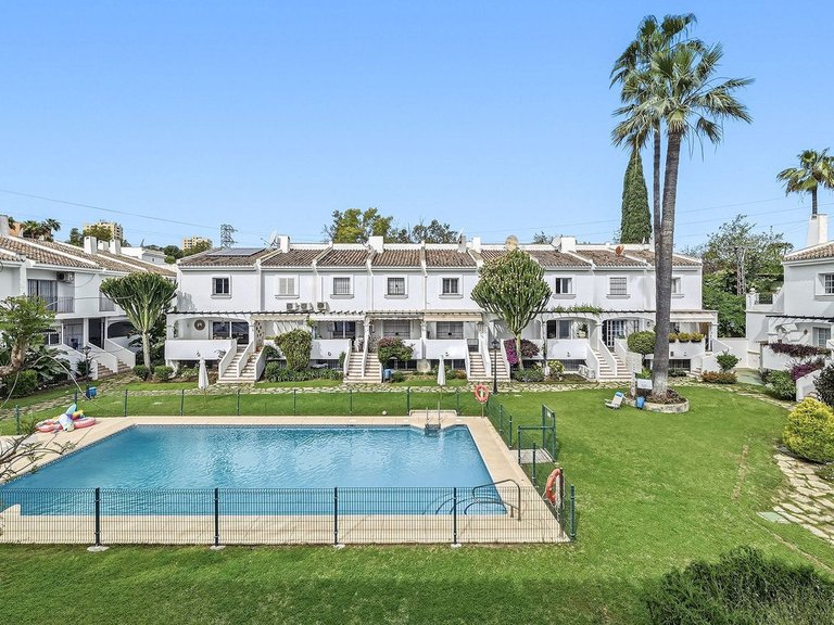 Villa for Sale in Nueva Andalucía, Malaga 1